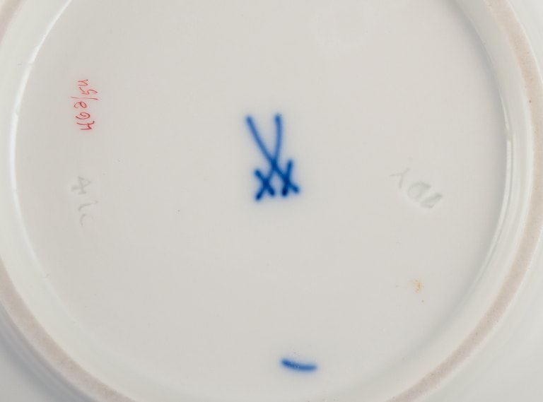 Meissen, Germany. Two porcelain bowls hand-painted with polychrome flowers. Gold rim. - 7