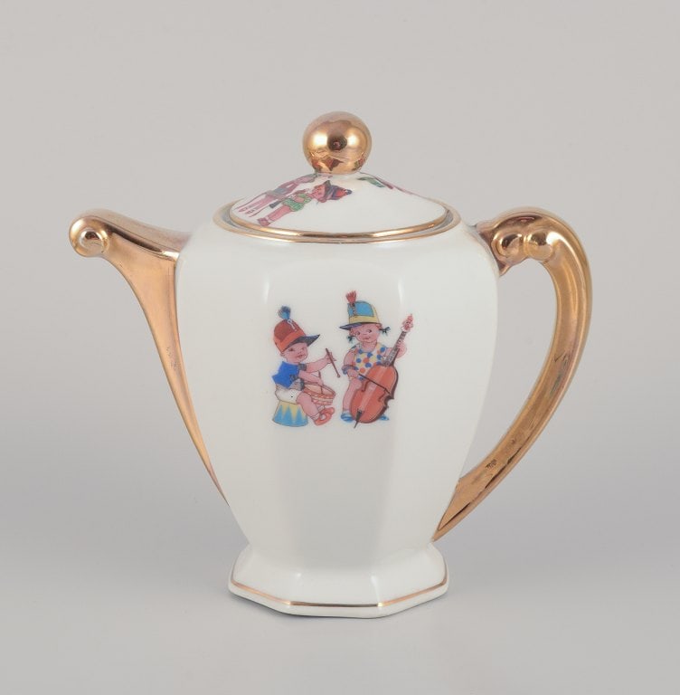 Limoges Porcelaine, France. Coffee pot, teacup, and a coffee cup with saucers, as well as two egg - 2