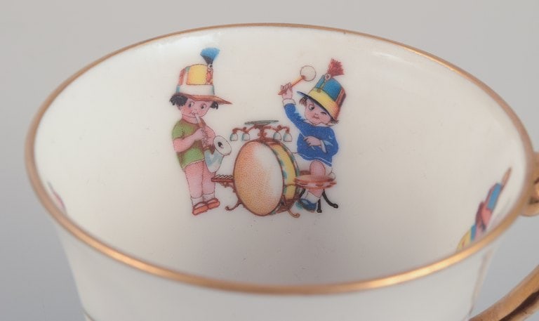 Limoges Porcelaine, France. Coffee pot, teacup, and a coffee cup with saucers, as well as two egg - 8