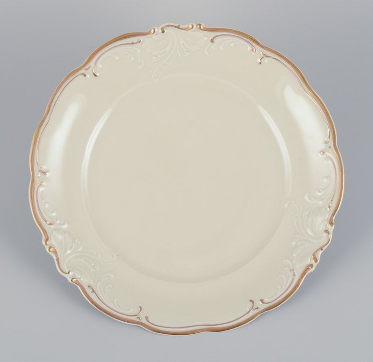 KPM, Poland. A set of six dinner plates in cream-colored porcelain. Decorated with a gold rim. - 2