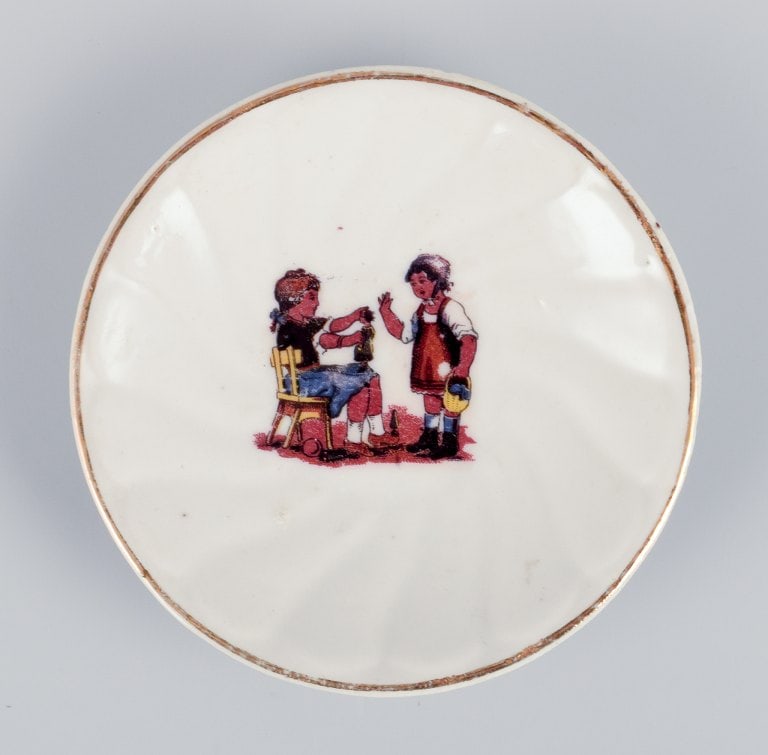 French dolls dinnerware/childrens tea set in porcelain. Six cups with matching saucers. Gold rim. - 7