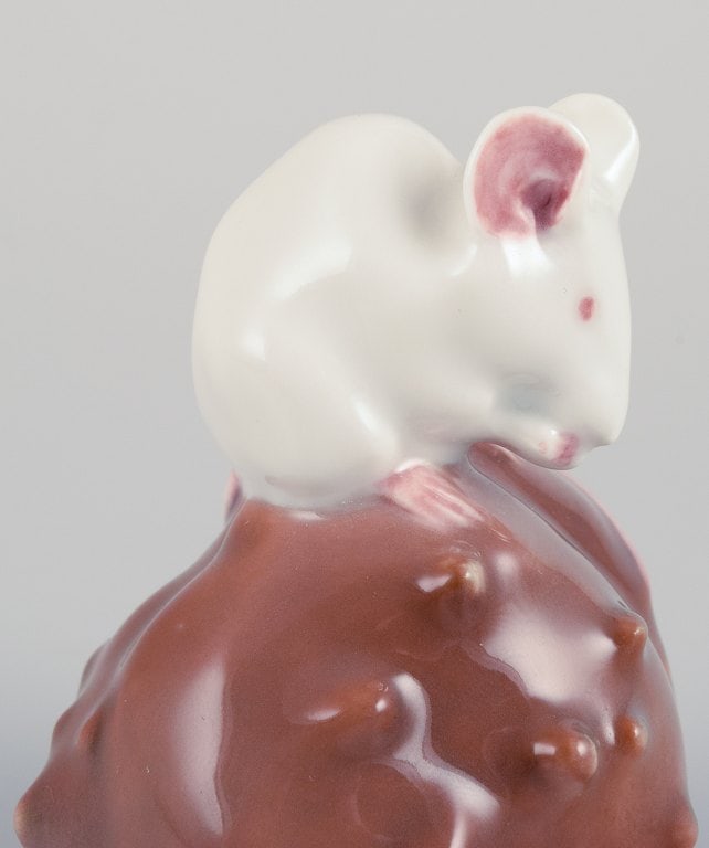 Royal Copenhagen. Porcelain figurine of a mouse on a stone. - 7
