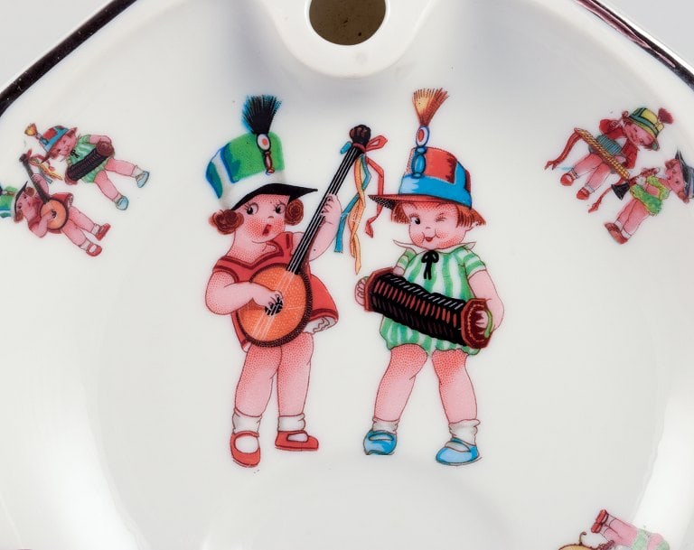 D.F. Limoges, France. Porcelain baby warming bowl. Stopper with a childs face. - 4