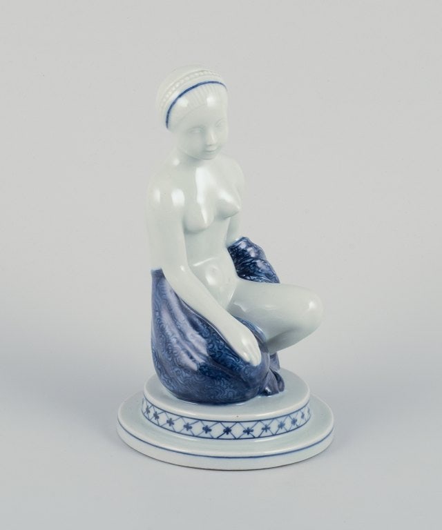 Georg Thylstrup for Royal Copenhagen. Rare Art Deco porcelain sculpture of a young woman. - 2