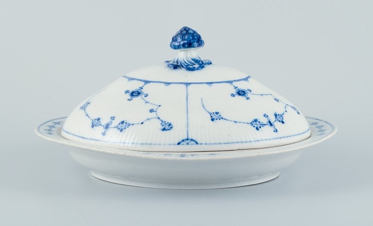 Antique Royal Copenhagen Blue Fluted oval tureen with lid. Rare tureen from the late 1700s/early (1 of 9)