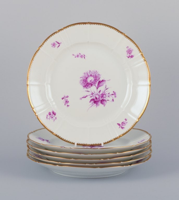 Bing & Grøndahl, Denmark. A set of six dinner plates with flower decorations in purple and gold: Title: Bing & Grøndahl, Denmark. A set of six dinner plates with flower decorations in purple and gold trim. Hand-painted. Brand: Bing & Grøndahl Description: Bing & Grøndahl, Denmark.
