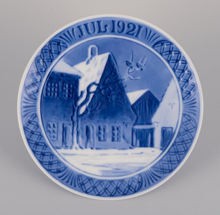 Royal Copenhagen Christmas Plate from 1921.: Title: Royal Copenhagen Christmas Plate from 1921. Brand: Royal Copenhagen Description: Royal Copenhagen Christmas Plate from 1921. Marked. First factory quality. In perfect condition. Diameter: 17,8