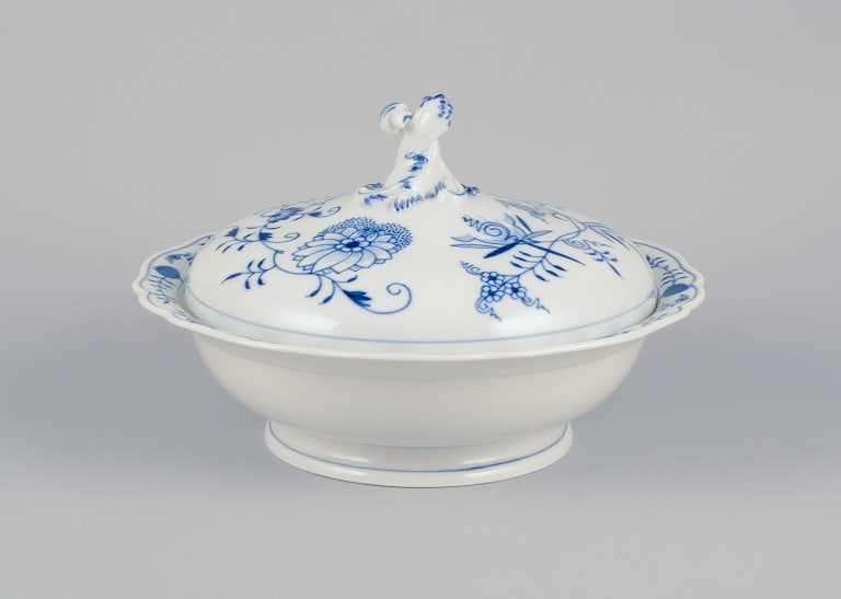 Meissen, Germany. Large round Blue Onion pattern tureen with lid. Hand-painted. (1 of 7)