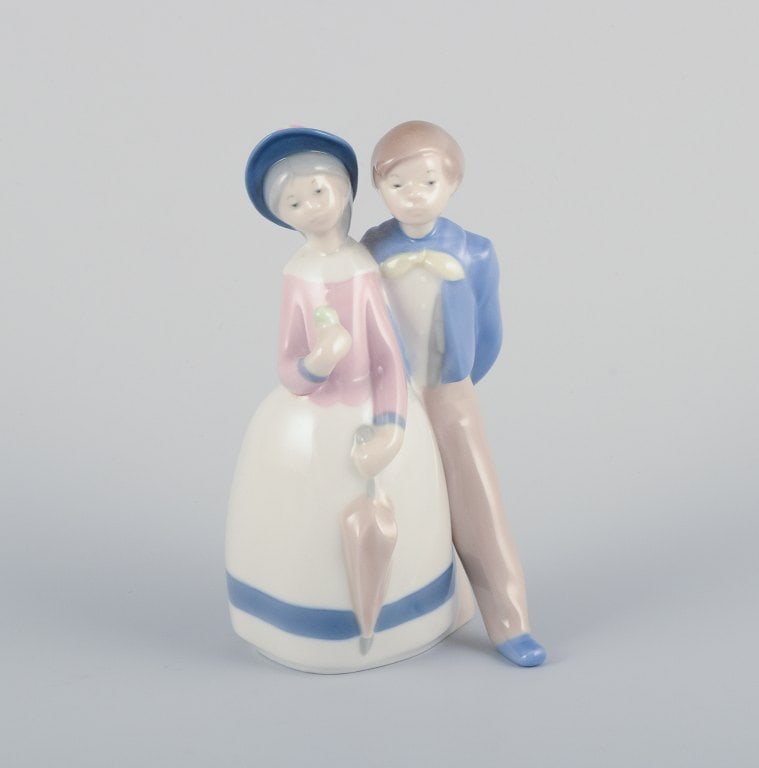 Two Spanish porcelain figurines depicting children. Handmade. - 2