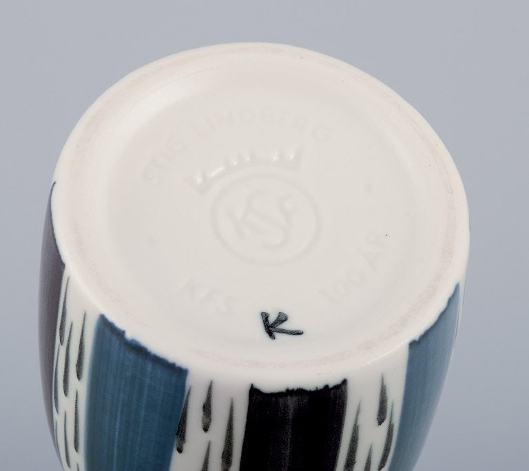 Stig Lindberg for Gustavsberg, Sweden. Anniversary vase in ceramic with blue and black glaze. - 7