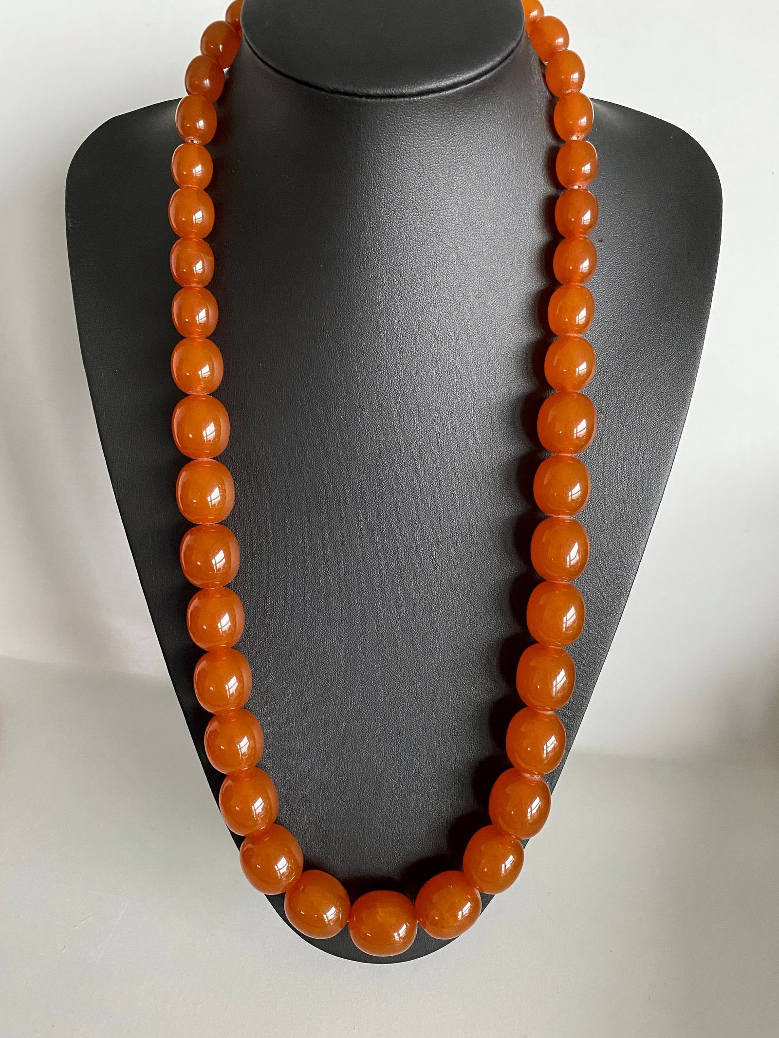 Amazing Vintage Amber Necklace made from Oval shaped Amber beads: Title:Amazing Vintage Amber Necklace made from Oval shaped Amber beads Metal:None Gemstone:Amber Weight:128.2 g Size:Bead size: From 20.6 to 11.3 mm Bead size: 0.811 to 0.445 inches Made of:(Reconstit