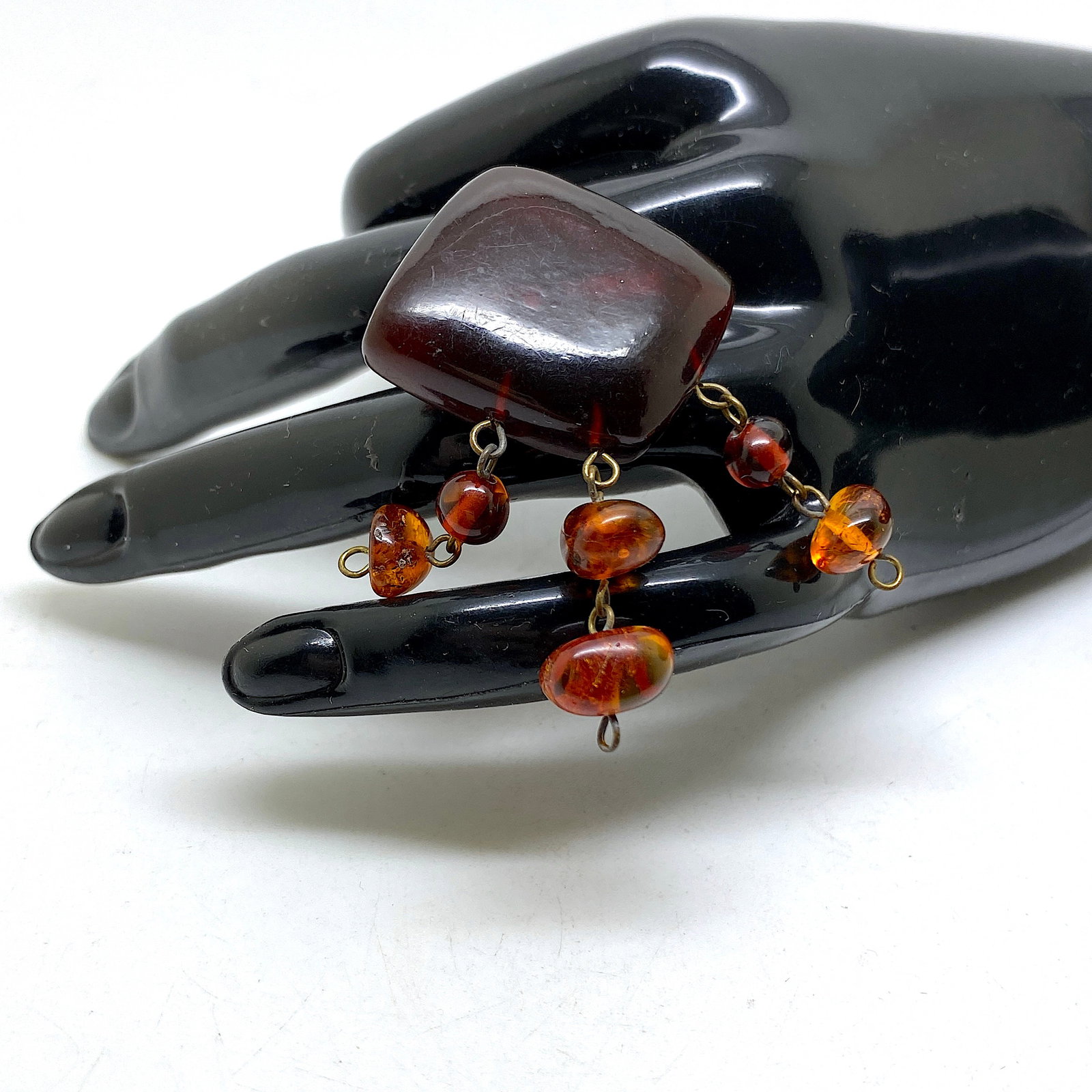 Grand Vintage Amber Brooch: Title:Grand Vintage Amber Brooch Metal:None Gemstone:Amber Weight:5.9 g Size:Size: 50.0 x 33.0 x 12.0 mm Size: 1.969 x 1.299 x 0.472 inches Made of:(Reconstituted Amber or Whole Stone):Reconstituted A