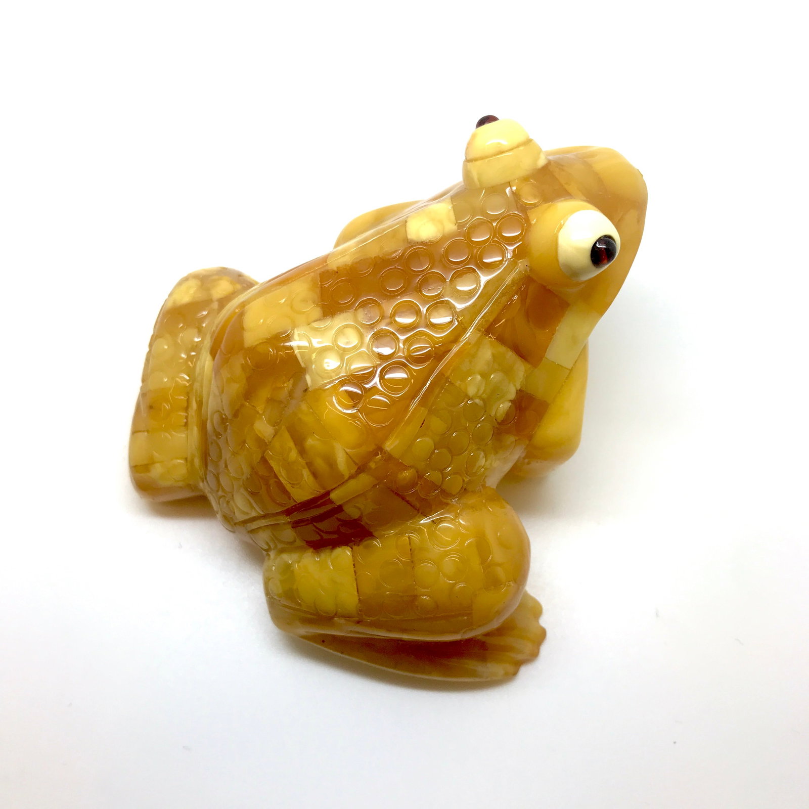 Impressive Unique Vintage Amber Statue shaped like a Frog: Title:Impressive Unique Vintage Amber Statue shaped like a Frog Metal:None Gemstone:Amber Weight:112.9 g Size:Size: 87.25 x 89.0 x 46.94 mm Size: 3.435 x 3.504 x 1.848 inches Made of:(Reconstituted Am