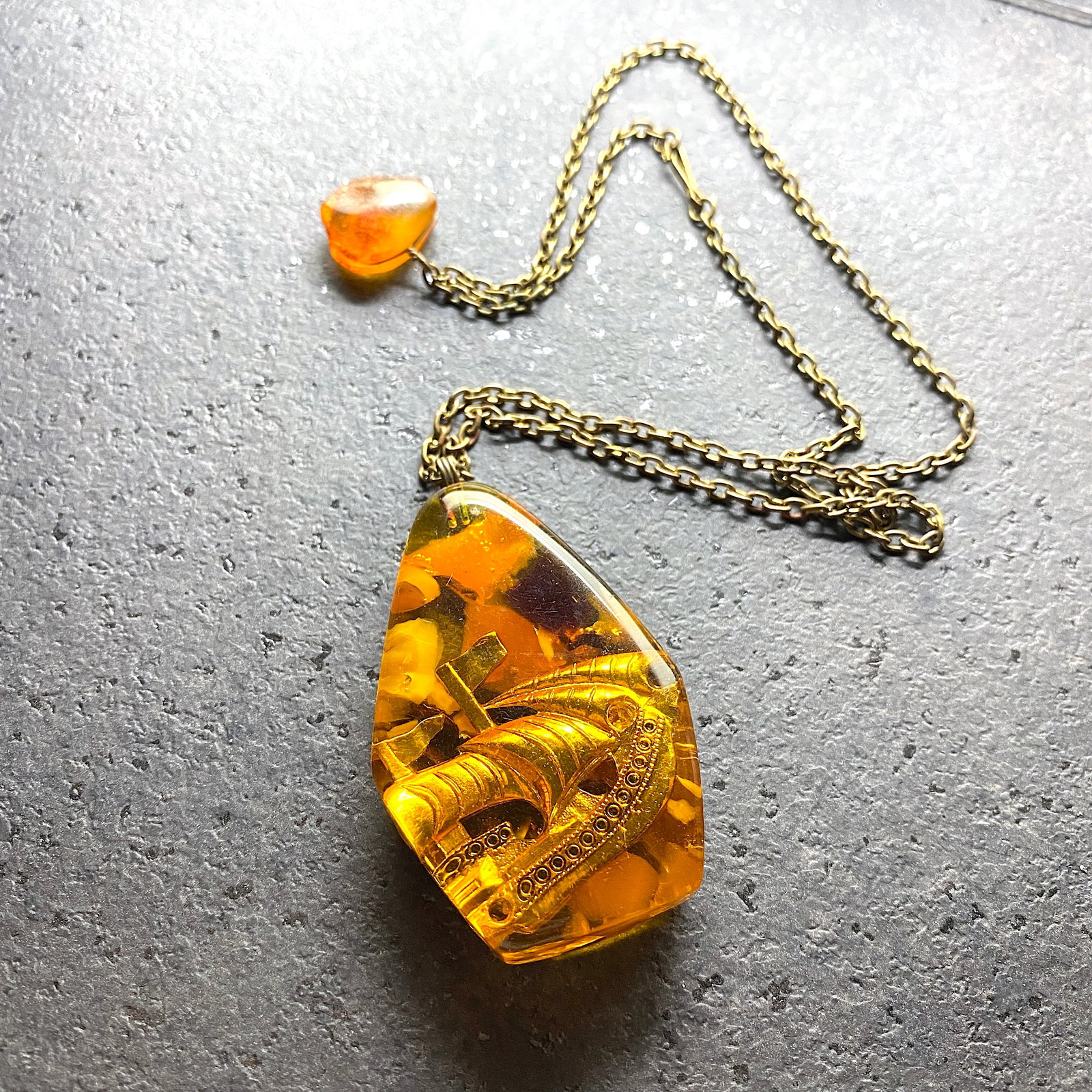 Amazing Vintage Amber Pendant with chain, shaped like a Drop - 3