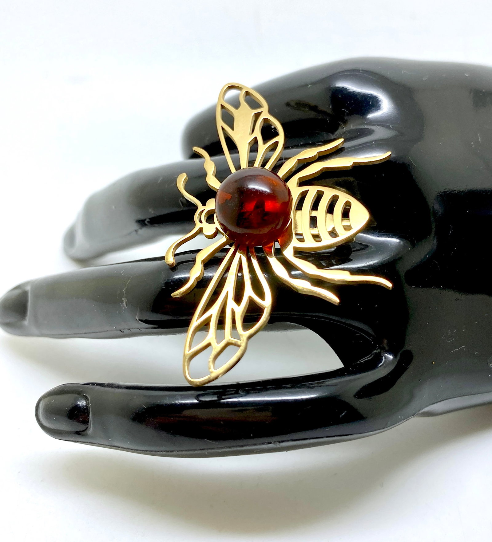 Fascinating Vintage Amber Brooch: Title:Fascinating Vintage Amber Brooch Metal:None Gemstone:Amber Weight:4.77 g Size:Size: 50.0 x 30.0 x 14.0 mm Size: 1.969 x 1.181 x 0.551 inches Made of:(Reconstituted Amber or Whole Stone):Whole St