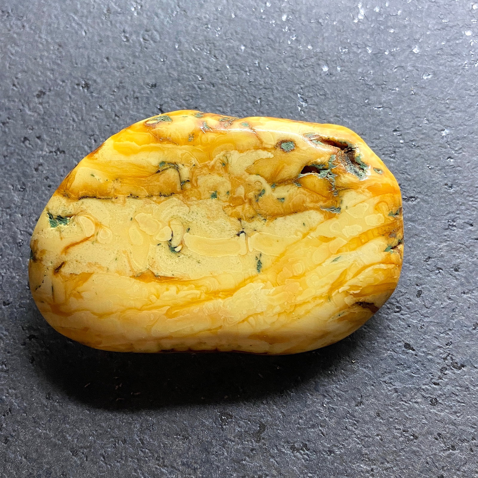 Alluring Vintage Amber Brooch: Title:Alluring Vintage Amber BroochMetal:NoneGemstone:AmberWeight:26.2 gSize:Size: 70.0 x 46.0 x 17.0 mm Additional information:Amber does not contain any other substitutes or impurities. Reserve: