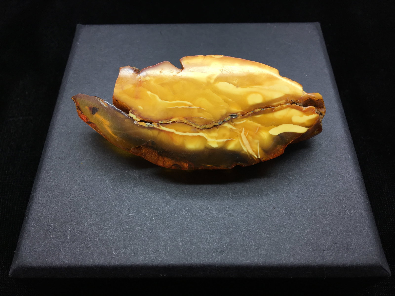 Marvellous Unique Vintage Amber Brooch: Title:Marvellous Unique Vintage Amber BroochMetal:NoneGemstone:AmberWeight:27.8 gSize:Size: 89.29 x 40.37 x 11.63 mm Size: 3.515 x 1.589 x 0.458 inches Made of:(Reconstituted Amber or Whole