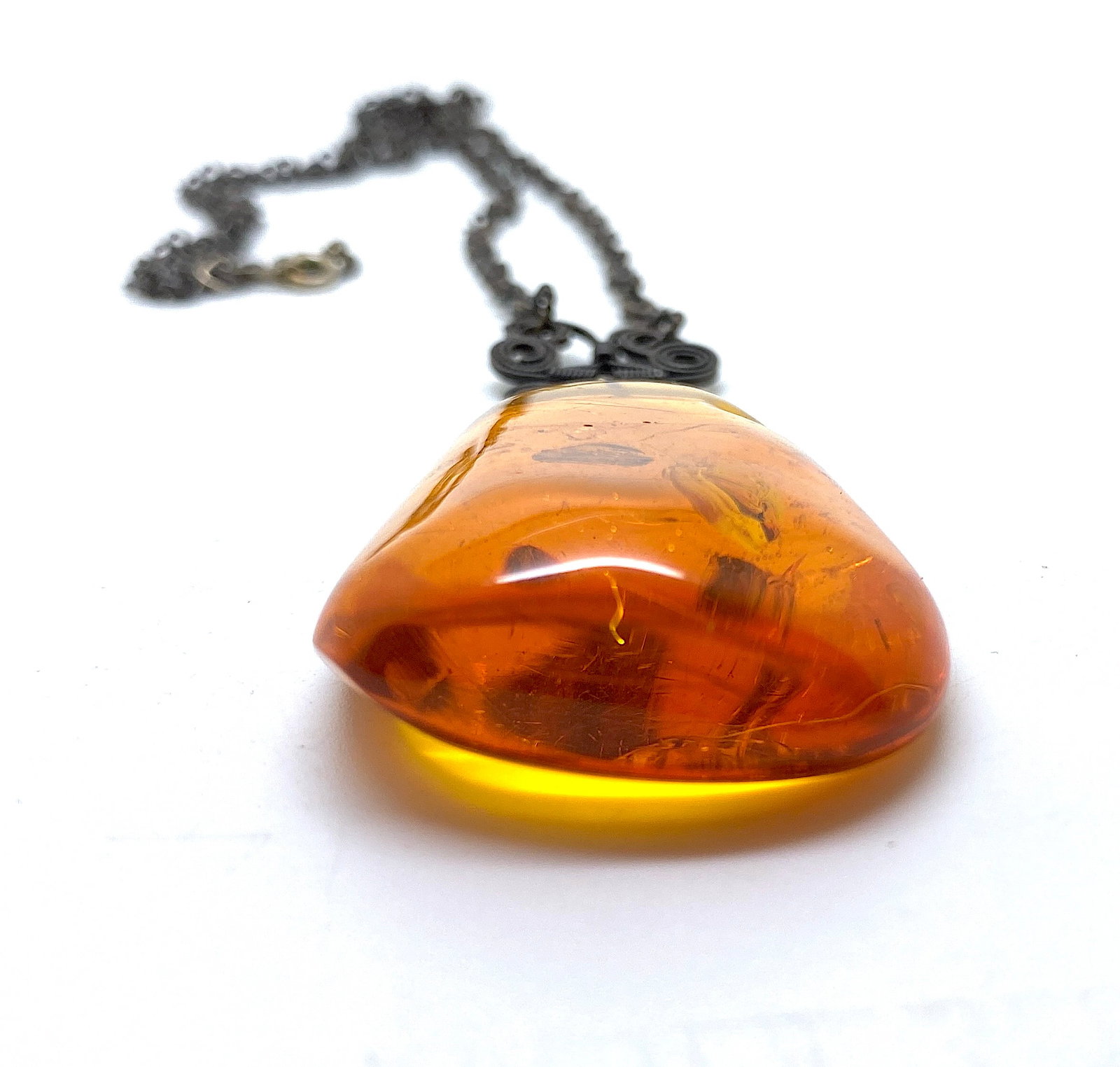 Extraordinary Vintage Amber Pendant with chain, shaped like a Drop - 4