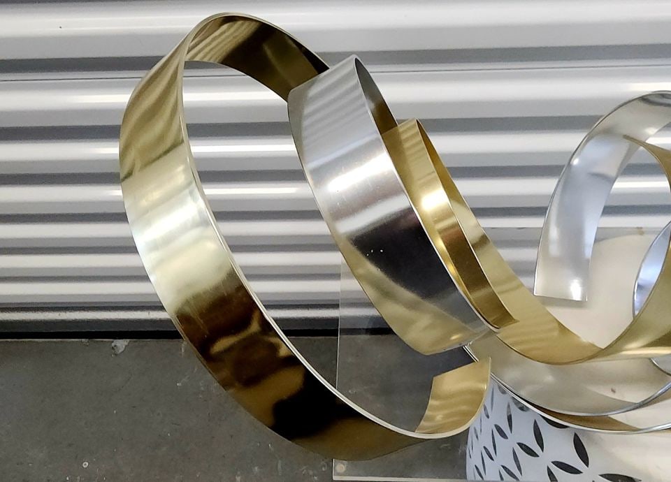 Large epic 40"w MCM Dan Murphy ribbon metal sculpture on clear luciite base. A collector level work. - 4