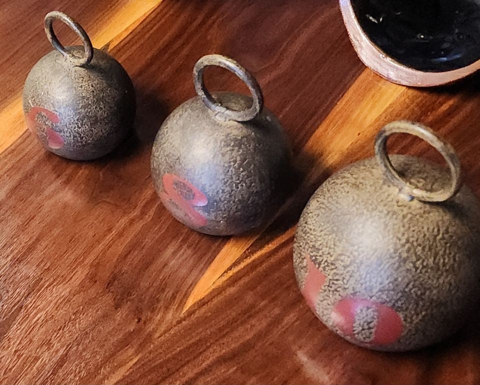 Fantastic set of 3 iron vintage balls with rings. - 2