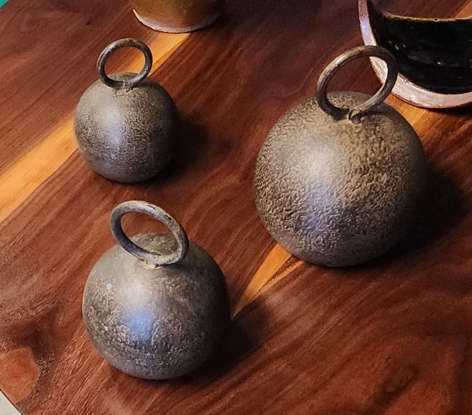 Fantastic set of 3 iron vintage balls with rings. - 3