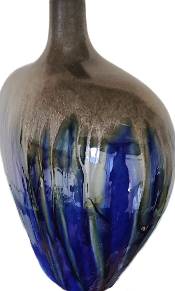 Vintage modernist glazed ceramic art vase with engaging multi-tone design - 4
