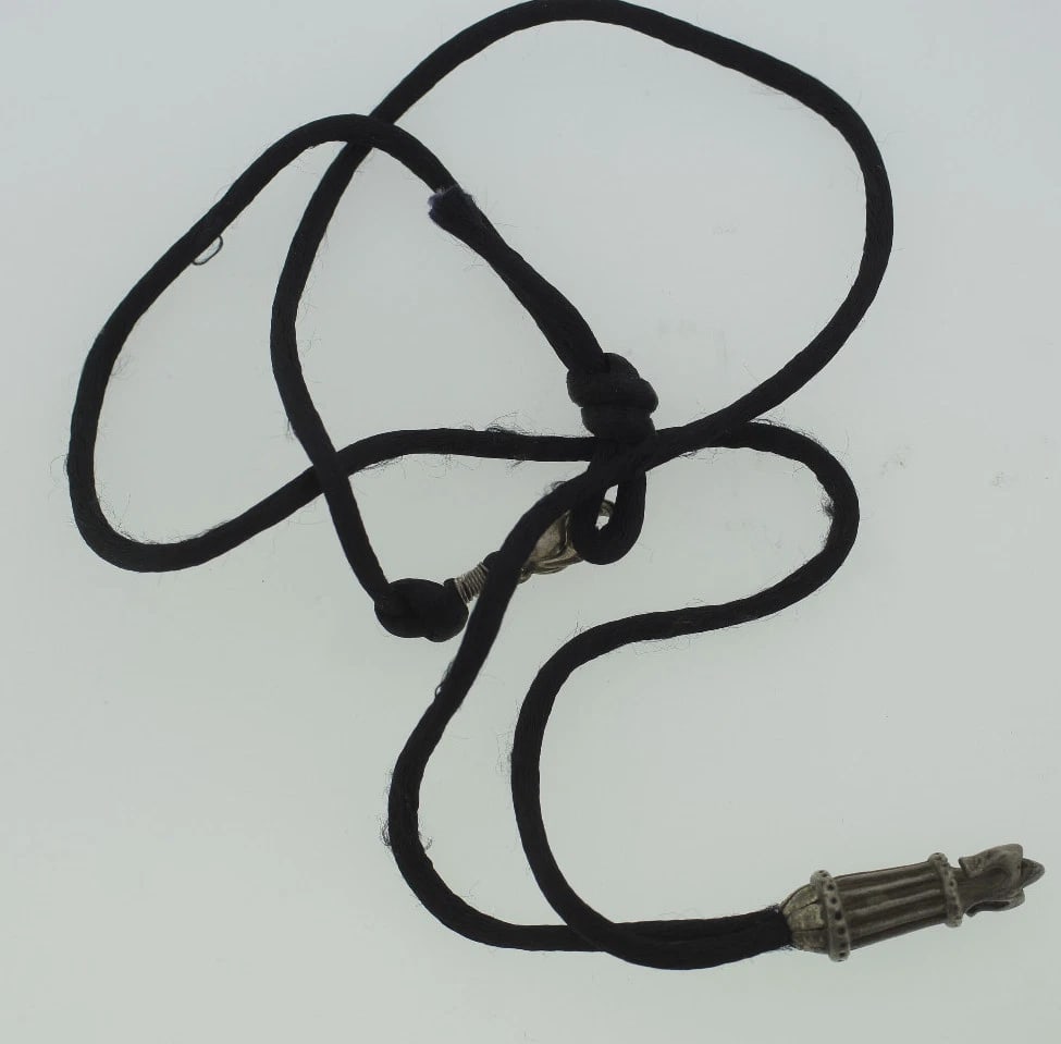 C.1990 SILVER FLEUR DE LIS PENDANT BLACK CORD NECKLACE VINTAGE - 4