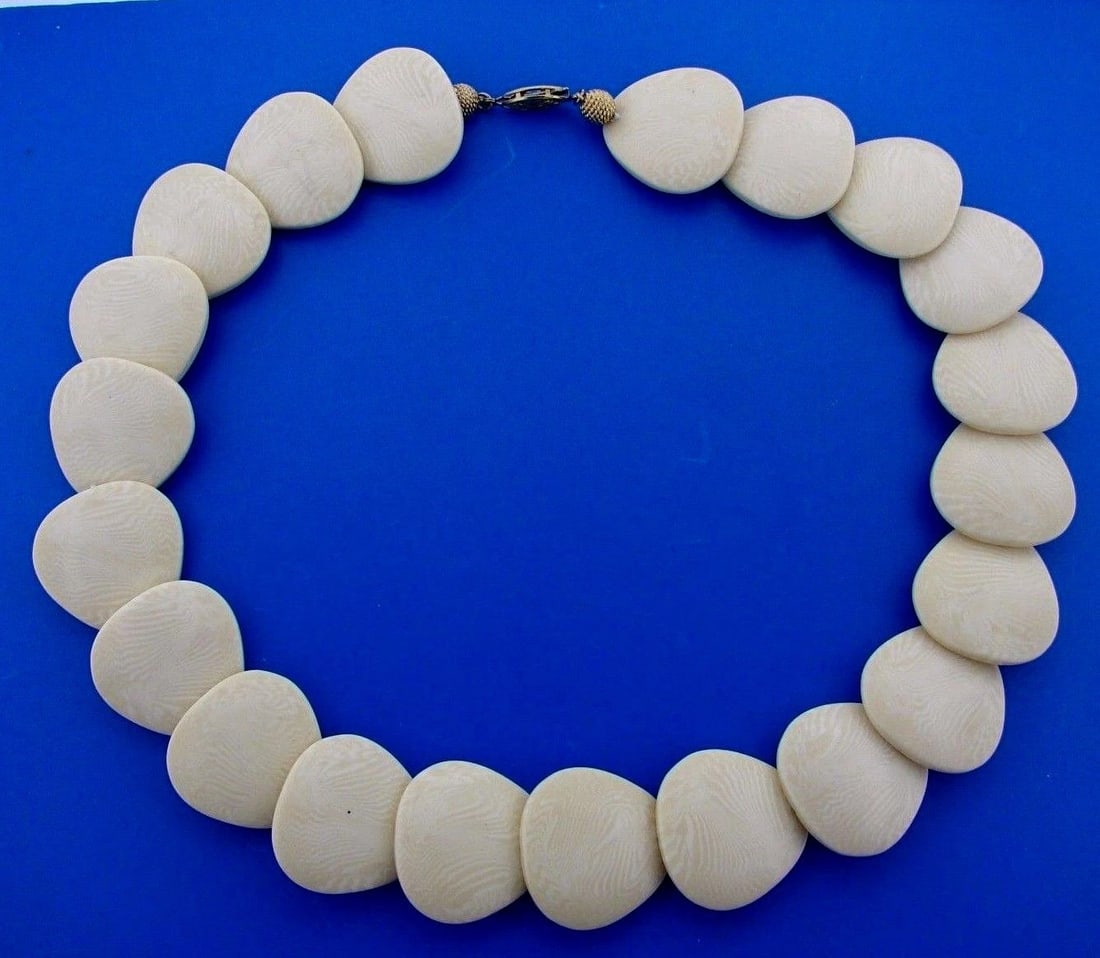 CARVED LARGE BEAD STRAND NECKLACE STYLISH MUST HAVE: Title: CARVED LARGE BEAD STRAND NECKLACE STYLISH MUST HAVE Description: Fine Jewelry, Arts & Antiques Purveyors and Purchasers of Antique and Estate Pieces , N-UTO STUNNING