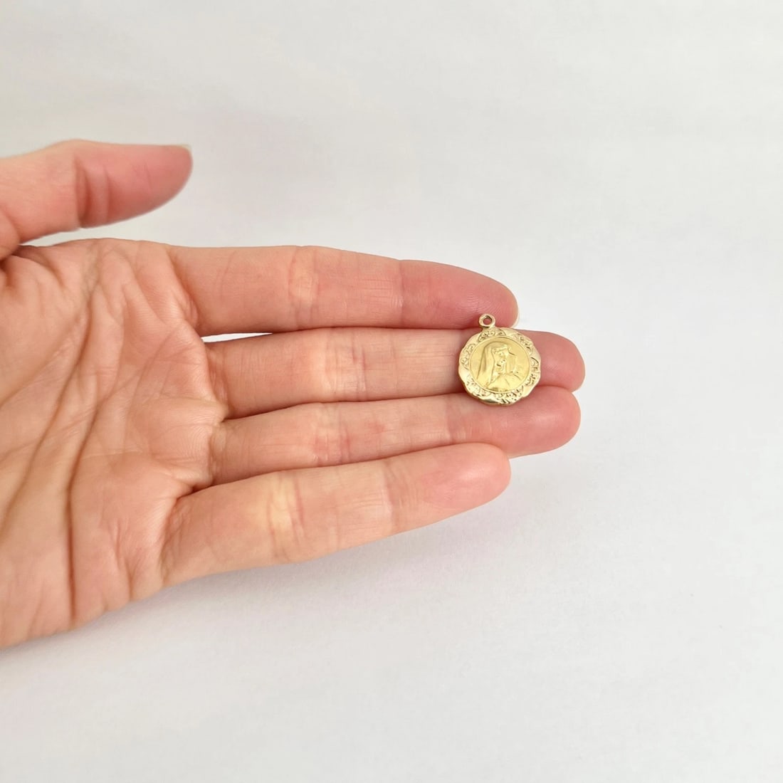Italian Virgin Mary Medal Pendant Charm 18K Yellow Gold, 1.30 Grams - 3