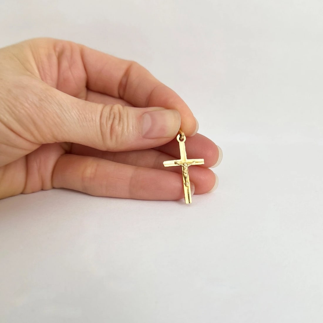 Italian Crucifix Cross Religious Pendant Charm 14K Yellow Gold, 1.40 Grams - 4