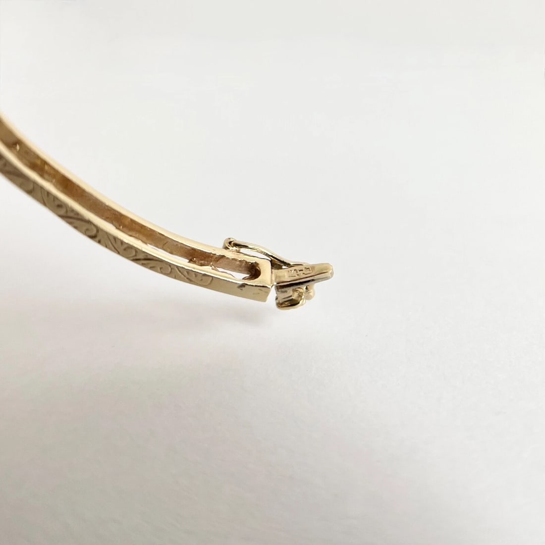 Oval Garnet Gemstone Filigree Bangle Bracelet 14K Yellow Gold, 13.32 Grams - 10