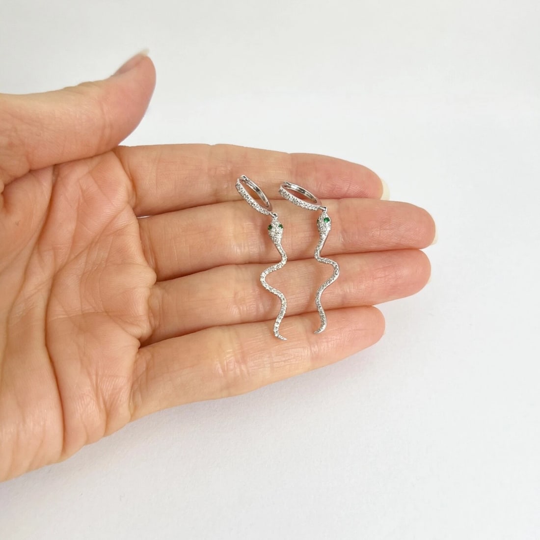 Pendientes colgantes de oro blanco de 14 quilates con ojo de esmeralda y diamantes pavé de 0,40 - 5