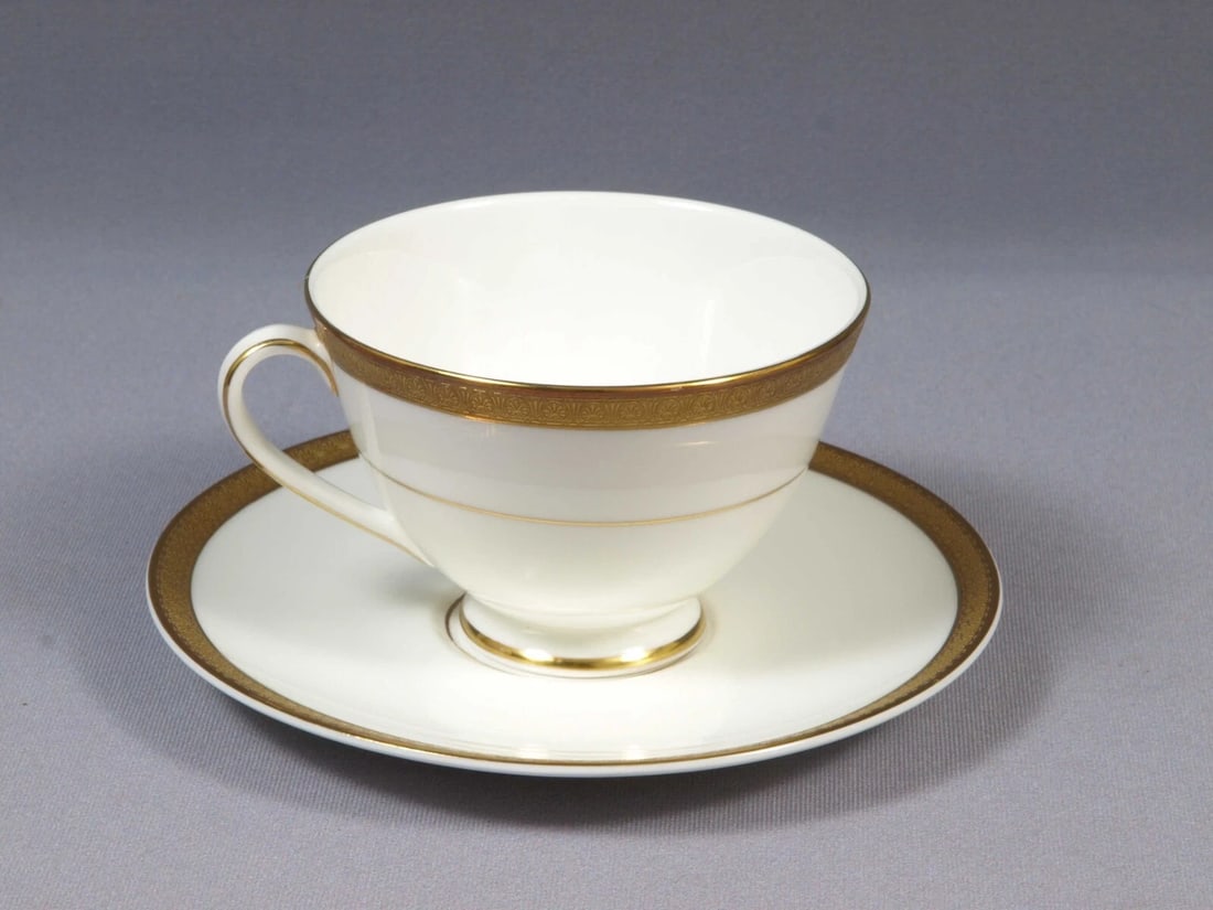 ROYAL DOULTON ROYAL GOLD Coffee Tea Teacup Saucer Set H4980 England (1 of 4)