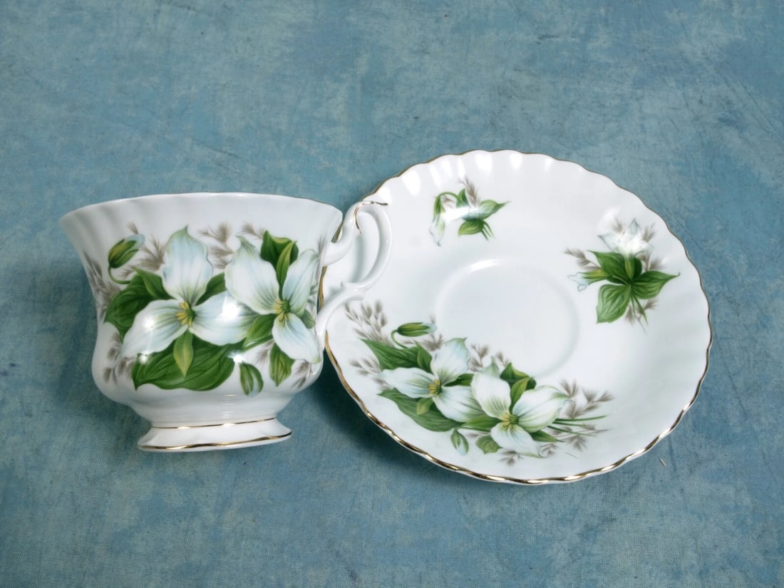 Royal Albert Trillium Bone China Coffee Tea Cup Saucer gold white green England: Title: Royal Albert Trillium Bone China Coffee Tea Cup Saucer gold white green England Description: . This very rare and absolutely stunning set of Coffee/Tea cup with saucer from the famous Royal Alb