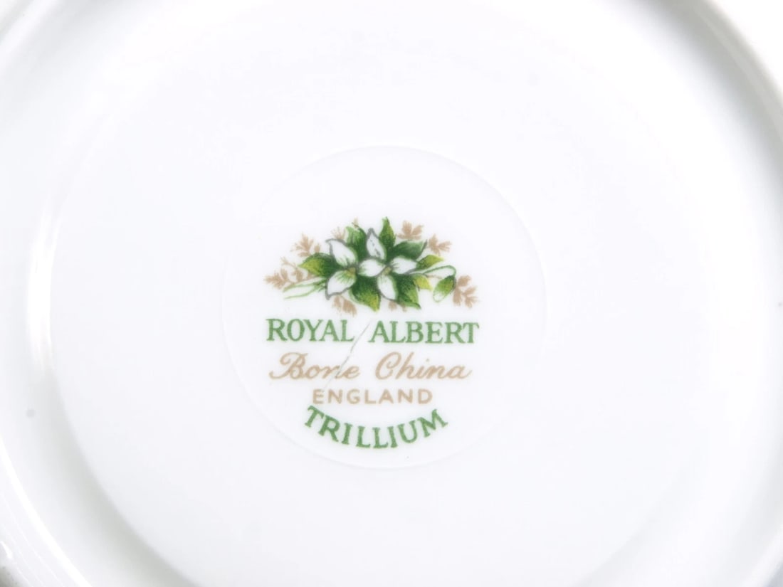 Royal Albert Trillium Bone China Coffee Tea Cup Saucer gold white green England - 4