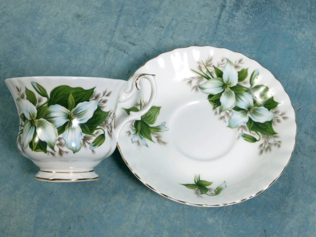Royal Albert Trillium Bone China Coffee Tea Cup Saucer Classy gold white green: Title: Royal Albert Trillium Bone China Coffee Tea Cup Saucer Classy gold white green Description: . This very rare and absolutely stunning set of Coffee/Tea cup with saucer from the famous Royal Albe