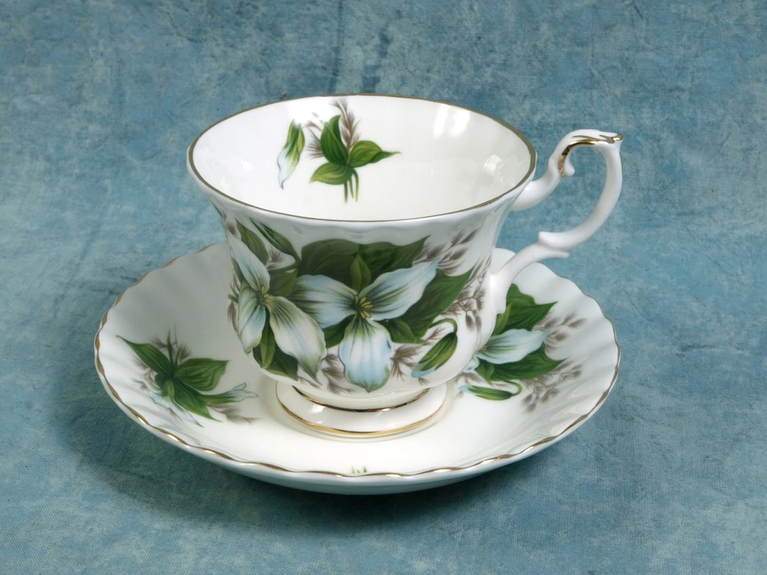 Royal Albert Trillium Bone China Coffee Tea Cup Saucer Classy gold white green - 2