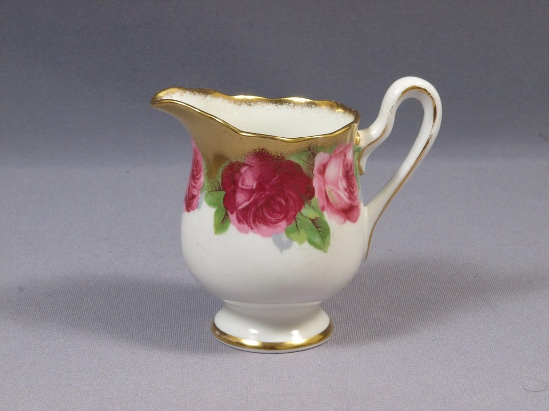 Royal Albert OLD ENGLISH ROSE Milk Jug Cream Creamer Heavy Gold England: Title: Royal Albert OLD ENGLISH ROSE Milk Jug Cream Creamer Heavy Gold England Description: . This is a gorgeous TBone china Milk/Cream Jug made by Royal Albert in England in Old English Rose pattern
