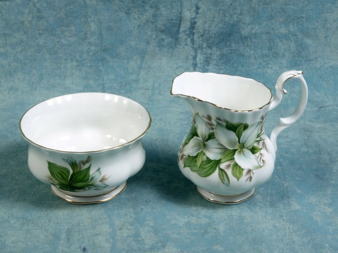 Royal Albert Trillium Creamer and Open Sugar Bowl Set gold white green: Title: Royal Albert Trillium Creamer and Open Sugar Bowl Set gold white green Description: . This very rare and absolutely stunning set of Creamer and Open Sugar Bowl from the famous Royal Albert Tril