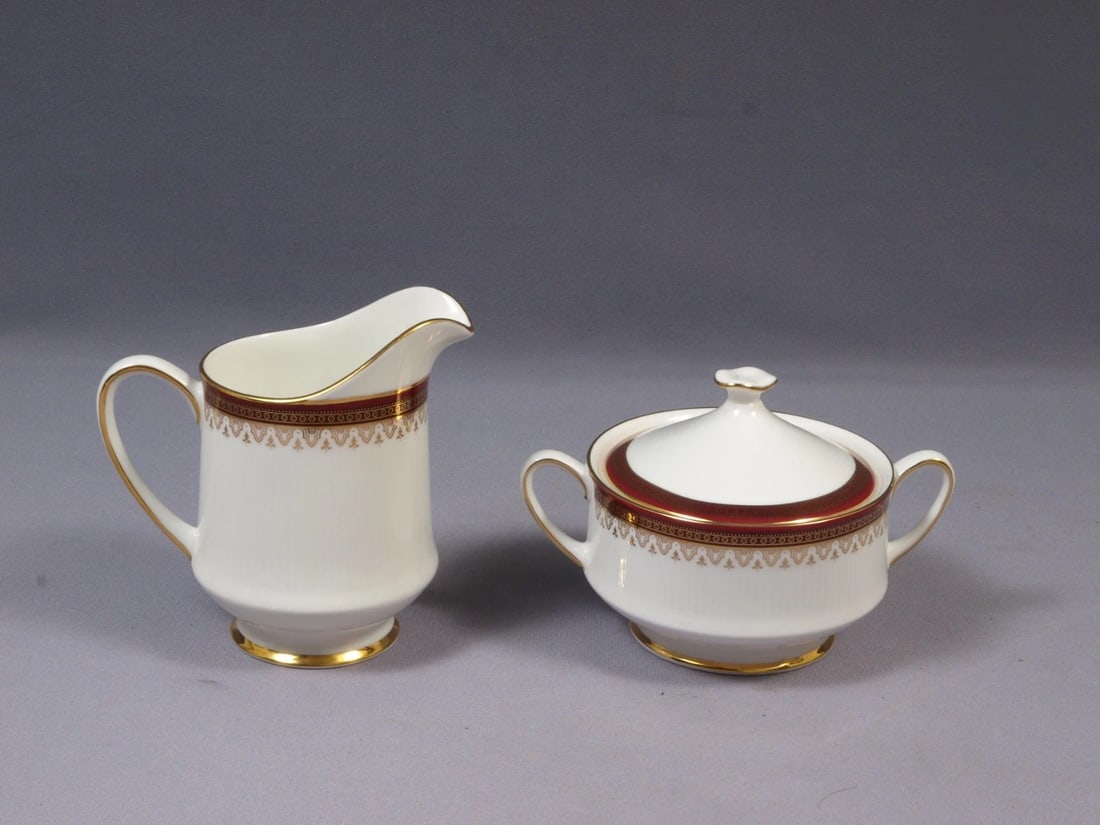 Royal Albert Paragon HOLYROOD Creamer Milk Jug Covered Sugar Bowl SET England: Title: Royal Albert Paragon HOLYROOD Creamer Milk Jug Covered Sugar Bowl SET England Description: . This is on exceptional Covered Sugar Bowl and Creamer/Milk Jug Set made by Royal Albert/Paragon,