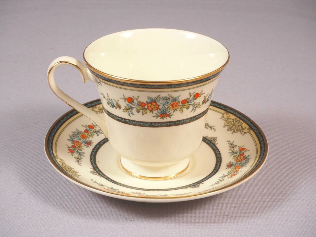 Minton Stanwood Gold Rim Coffee/Tea Cup and Saucer SET England: Title: Minton Stanwood Gold Rim Coffee/Tea Cup and Saucer SET England Description: . This is a tea/coffee cup and a Saucer Set from the Stanwood collection by Minton - Made in England. The pieces are