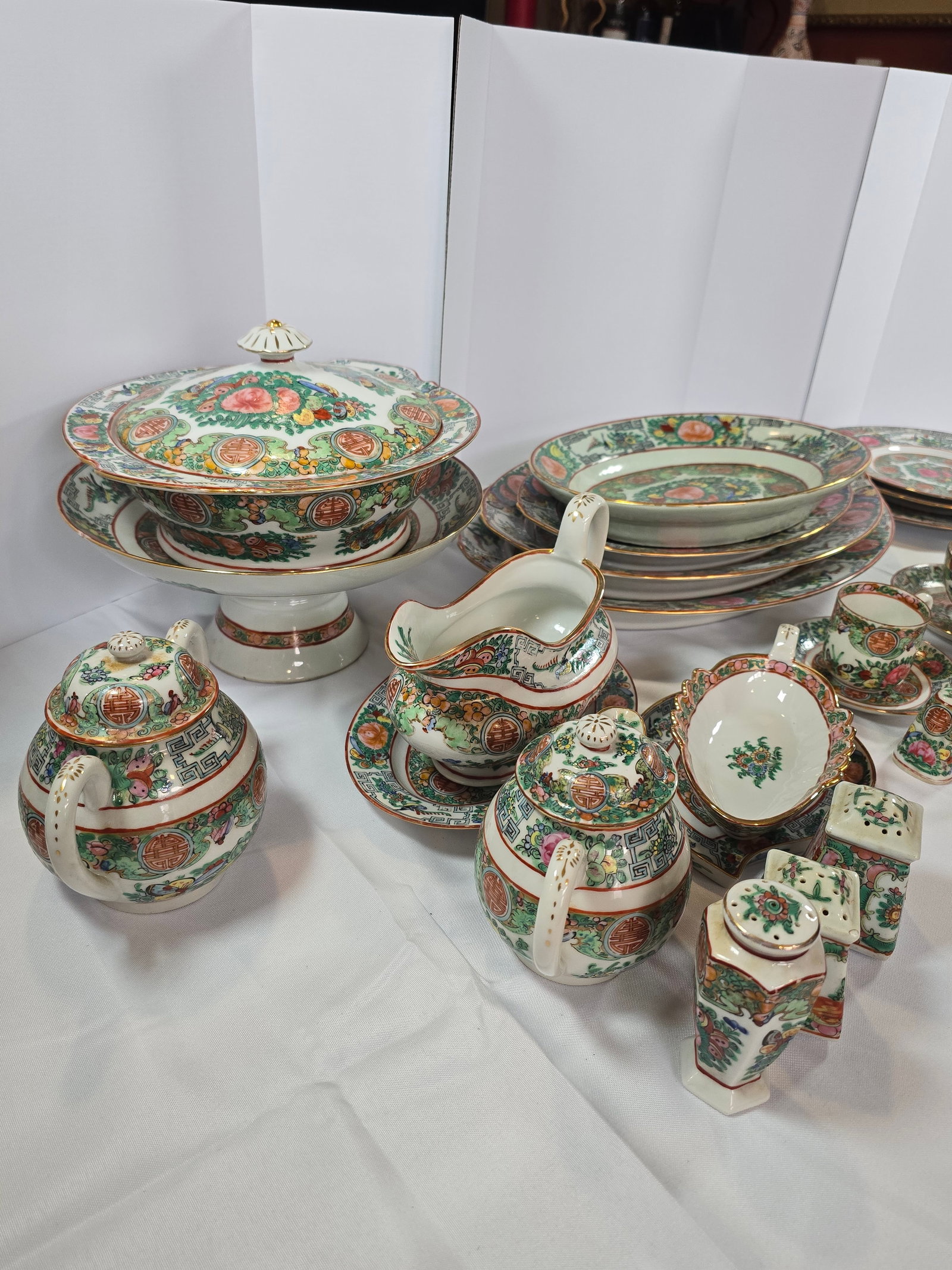 Massive 100+ Piece Rose Medallion Porcelain Dinnerware Set, Mid 20th Century - 2