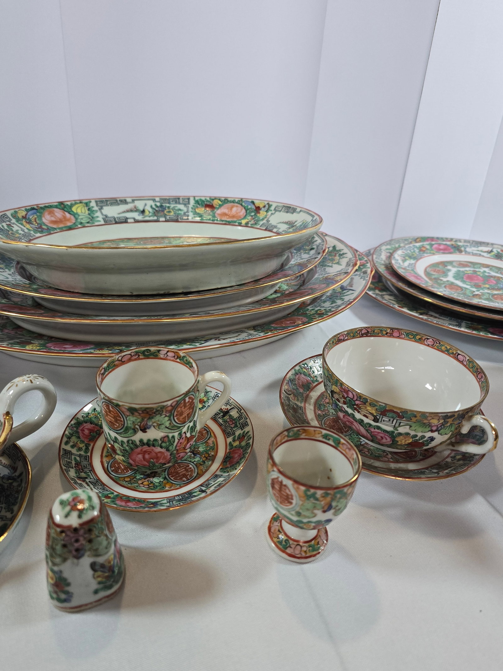 Massive 100+ Piece Rose Medallion Porcelain Dinnerware Set, Mid 20th Century - 3