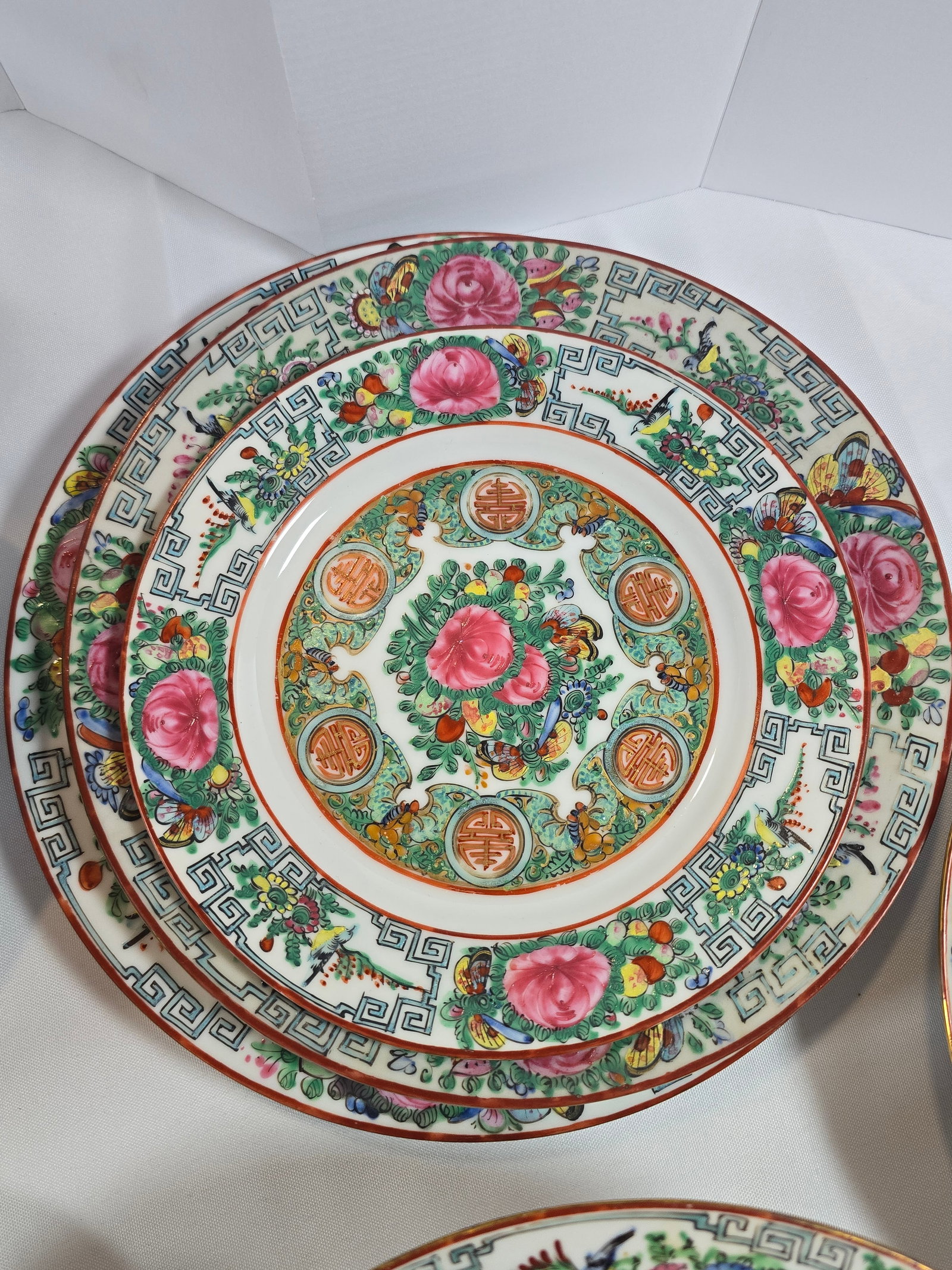 Massive 100+ Piece Rose Medallion Porcelain Dinnerware Set, Mid 20th Century - 4