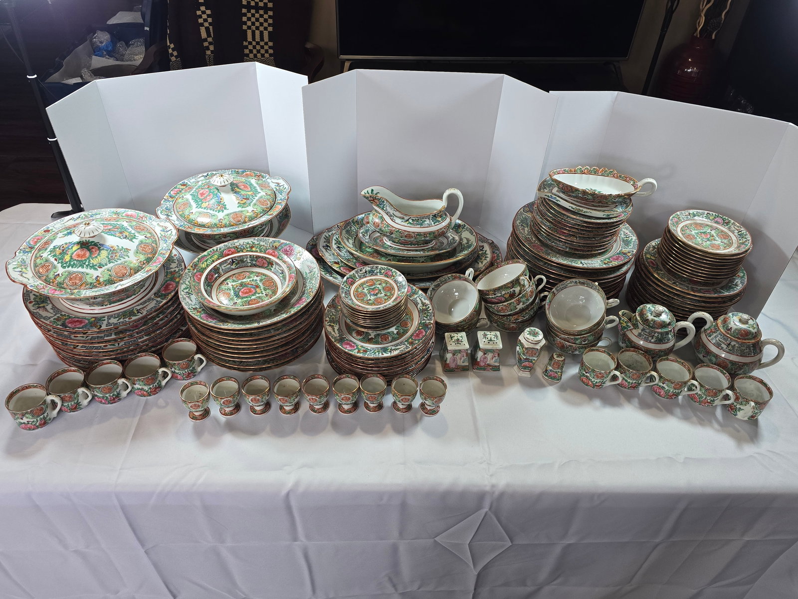 Massive 100+ Piece Rose Medallion Porcelain Dinnerware Set, Mid 20th Century - 6
