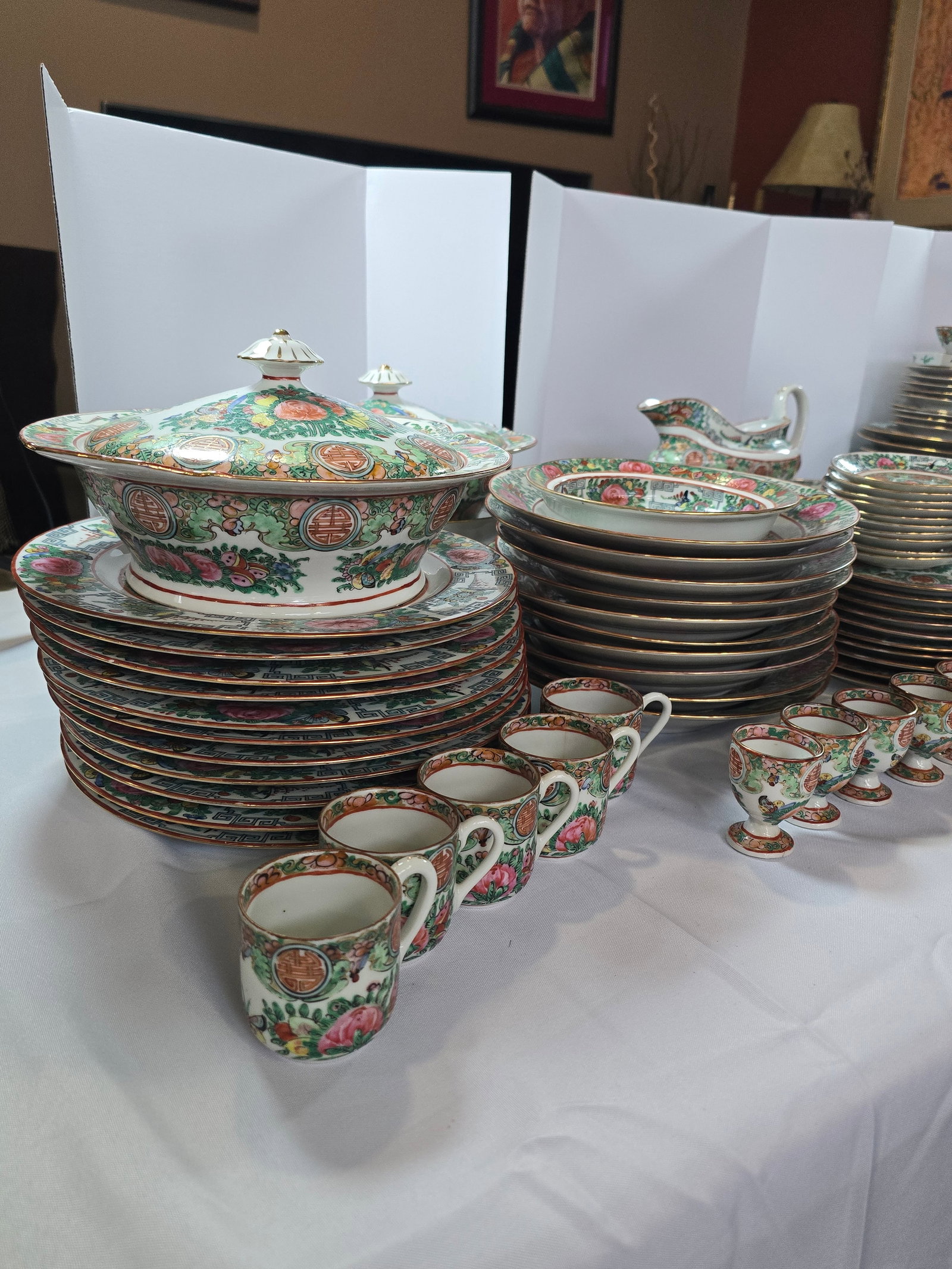 Massive 100+ Piece Rose Medallion Porcelain Dinnerware Set, Mid 20th Century - 7