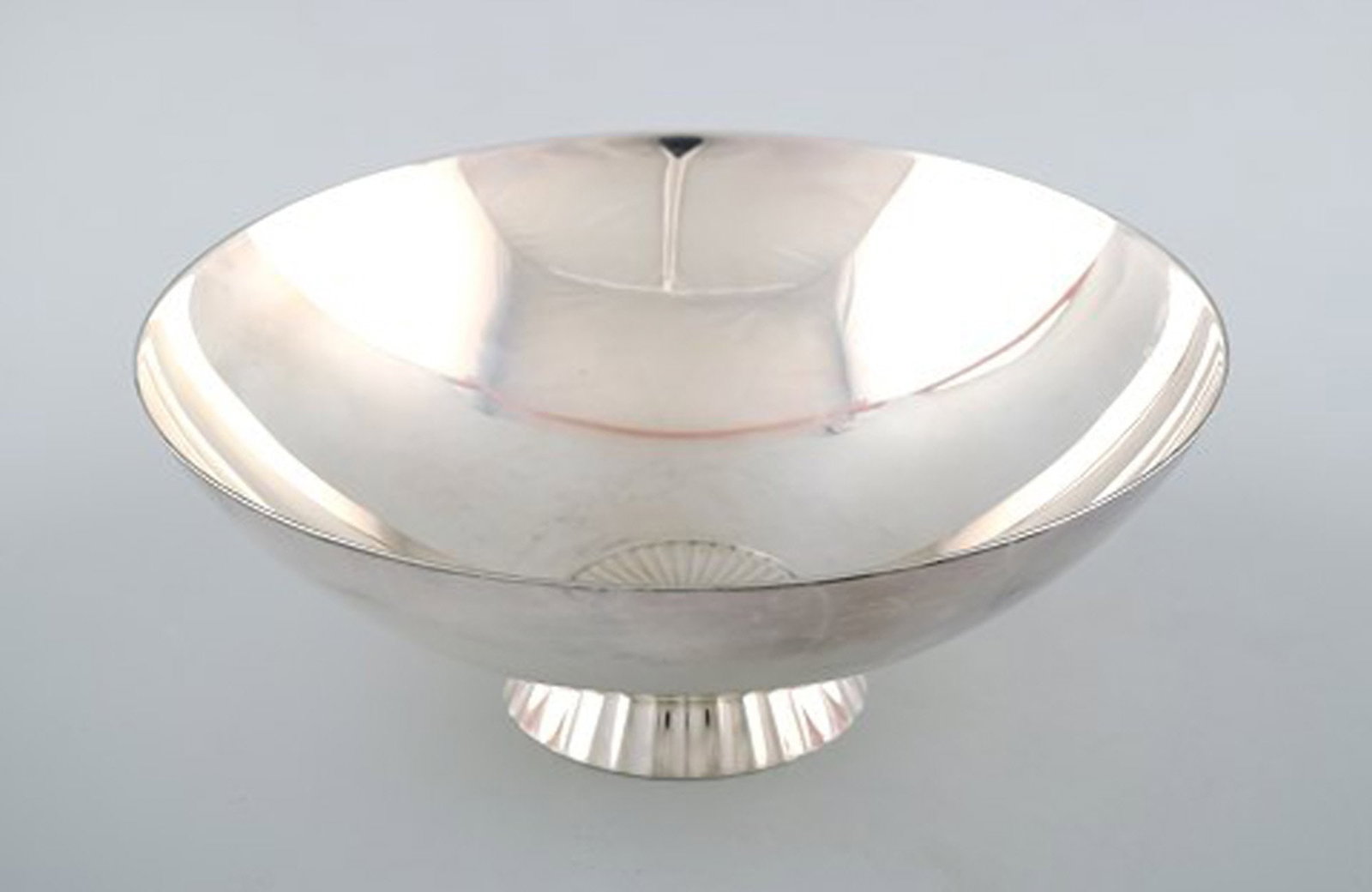 Georg Jensen. Sigvard Bernadotte (1907-2002). Modern sterling silver bowl, dessin no. 823 - 2