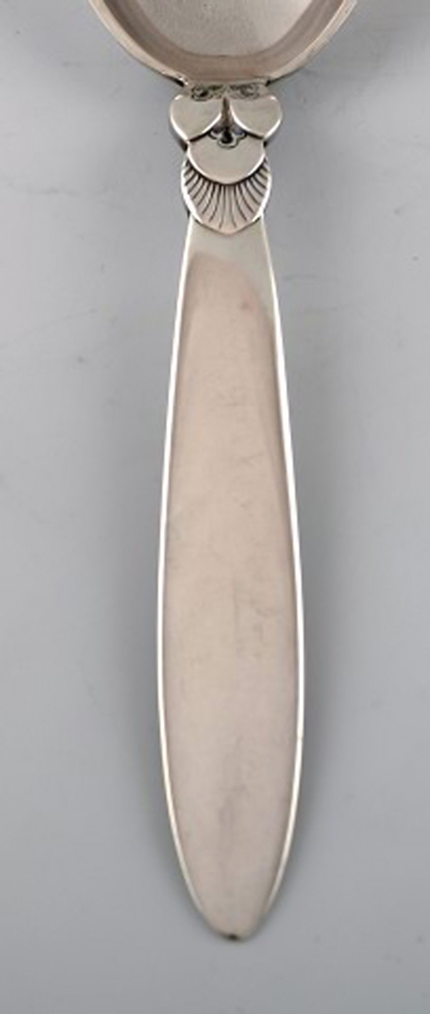 Early Georg Jensen "Cactus" serving spoon in sterling silver. Dated 1915-30. - 2