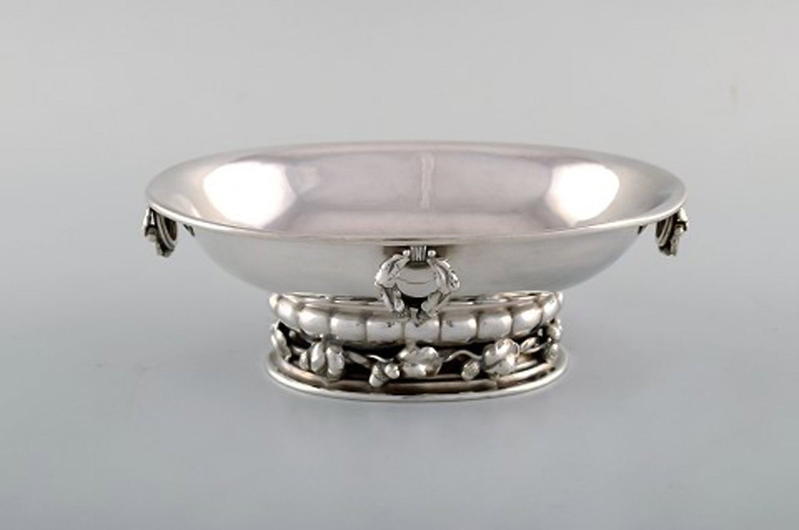 A pair of rare Georg Jensen jardiniere in sterling silver. The bowl is raised on leaves and acorns. - 2