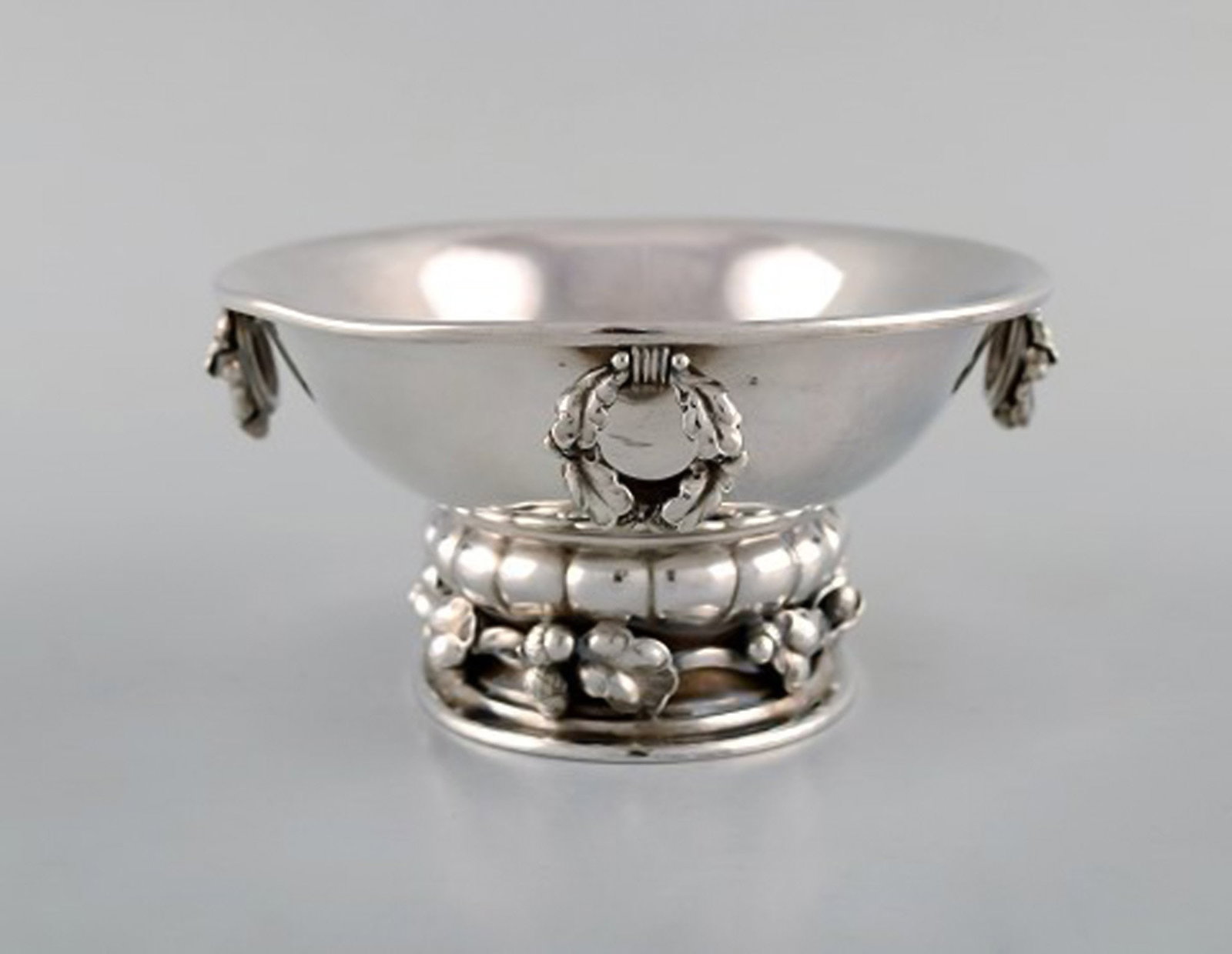 A pair of rare Georg Jensen jardiniere in sterling silver. The bowl is raised on leaves and acorns. - 4